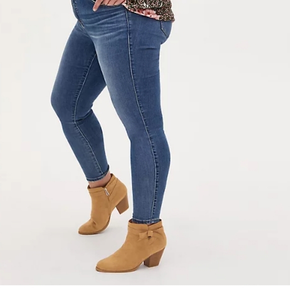 👣🤣TORRID Beige Faux Suede Side Bow☀️ Booties☀️ - Picture 6 of 7